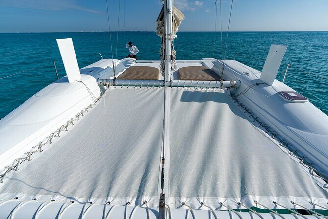 2 in 1 Catamaran to Isla Mujeres Tour from Cancun with Open Bar - The catamaran ride from Playa Tortugas: comfort and timing
