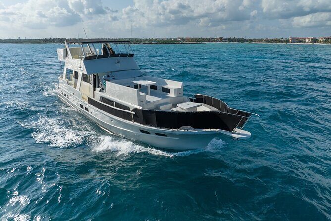 4 Hour - 72' Bruce Roberts, Tulum, Playa del Carmen, Riviera Maya - The crew vibe: Juan, JJ, and the service style that people notice