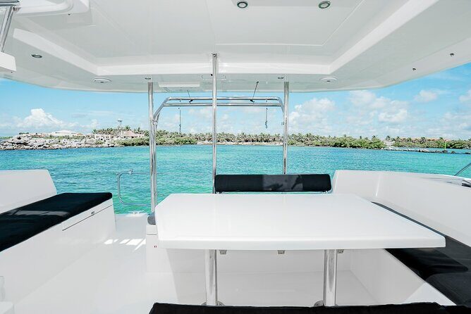 4H Lux 40' Catamaran All-Inclusive in Tulum and Playa del Carmen. - Crew style, safety, and comfort when the sea gets choppy