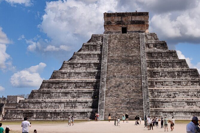 5x1: Chichen Itza + Suytun & Ikkil Cenote + Buffet + Valladolid - Meals and comfort: boxed lunch, buffet, and hydration