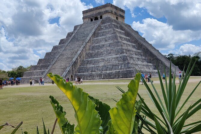 5x1: Chichen Itza + Suytun & Ikkil Cenote + Buffet + Valladolid - Suytun Cenote: swim-ready time under the light effect
