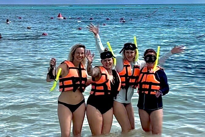 Akumal Bay snorkeling, plus 3 cenotes and great food - Using the main dive center setup: lockers, showers, and feeling ready