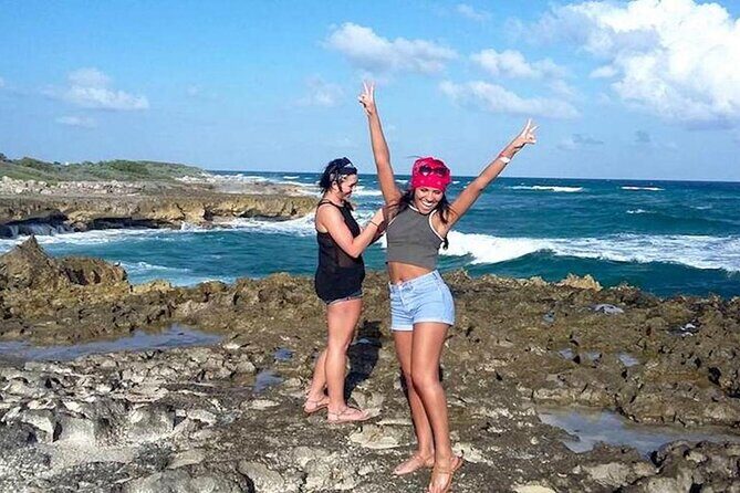 Amazing Cozumel Island Bar Tour - El Pez Leon cantina and Botanitas: how the snack rounds work