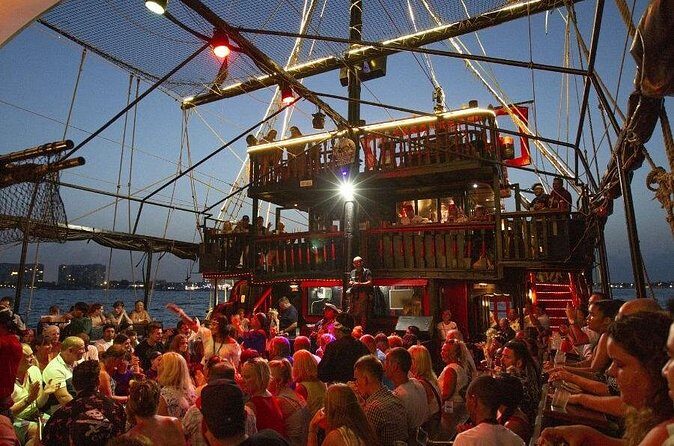 Amazing pirate dinner in Cancun, you must be here! - Who should book this pirate dinner cruise in Cancun