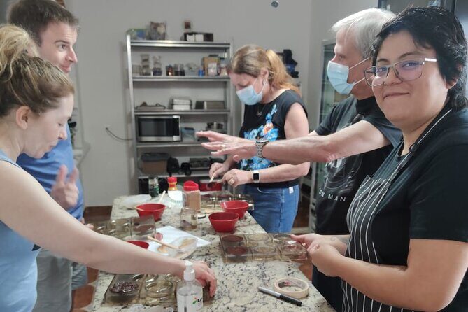 Artisanal Chocolate Bean to Bar Workshop in Cancún - Molding and finishing: making bars you can take home