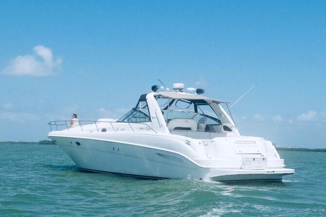 Beautiful Yacht SeaRay 48ft / 15PAX 25P16 - Bluetooth Music and Onboard Timing: Small Things That Matter