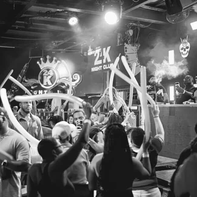 Cancun: 24 K Club Open Bar and Table incluided - Your 5-hour flow: welcome screen, section seating, then dance time