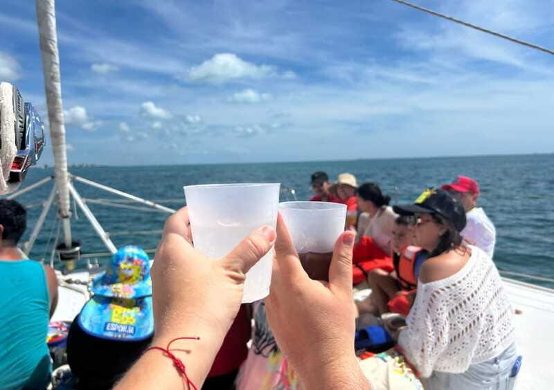 Cancun: Isla Mujeres Catamaran with buffet, drinks & snorkel - The catamaran return: last drinks, last sea breeze