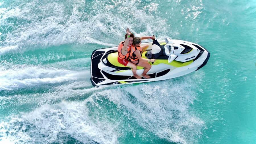 Cancun: Jet Ski Rental in Ocean Side - Solo or share: age rules and how the two-person setup works