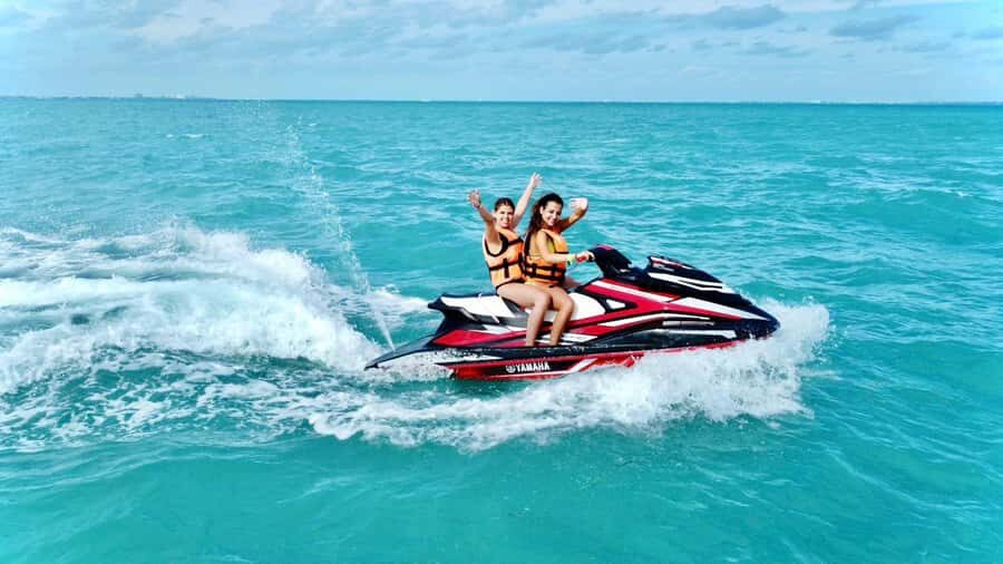 Cancun: Jet Ski Rental in Ocean Side - Entering the Hyatt Ziva / Delphinus meeting point fast