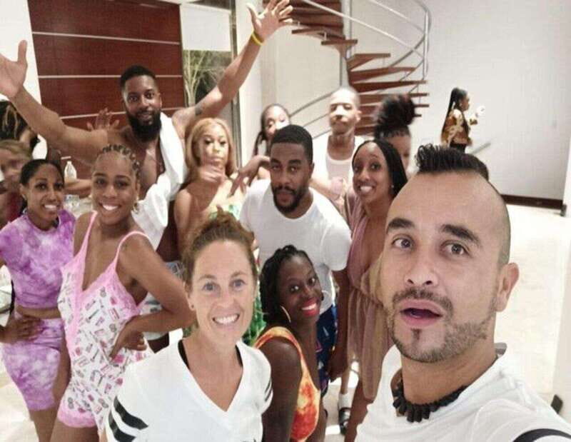 Cancun: Salsa/Bachata Group Class - Finding the Flagpole Meeting Point on Cancún’s Main Avenue