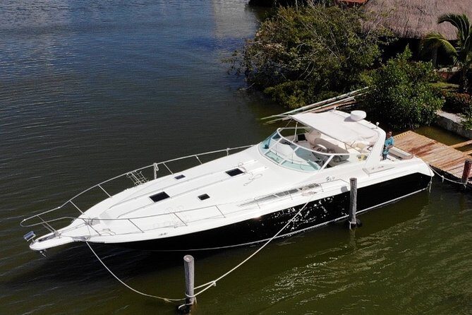Cancun yachts rental BEATIFUL YACHT 46FT, 15 PAX MAX 25P6 - The meeting point in Zona Hotelera: where to start your day