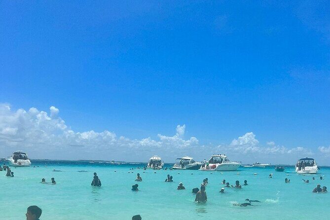 Catamaran Cancun to Isla mujeres Lunch OpenBar and Snorkeling - Lunch, Open Bar, and the DJ Sail-Party at the Restaurante Albatros Portion