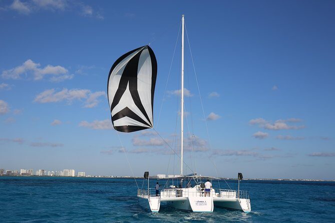 Catamaran to Isla Mujeres - Spinnaker flying on the return: the fun upgrade that depends on conditions