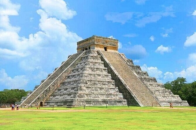 CHICHEN ITZA 3 OPTIONS TOUR: Classic, Plus or Premiere - Valladolid main square: a quick town taste after the ruins