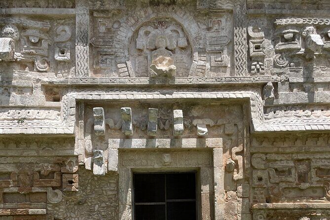 Chichen Itza and Mayan Traditions - Walking the archaeological area (and why size matters)