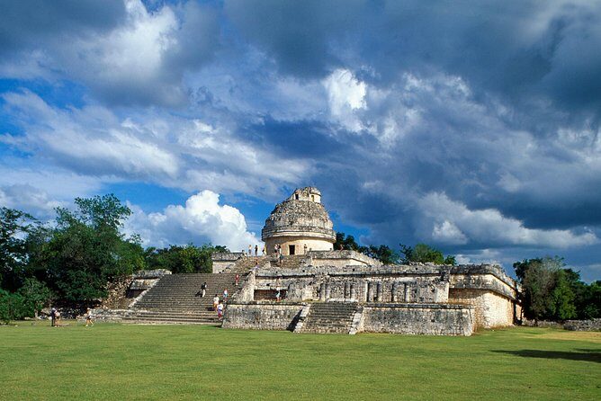 Chichen Itzá, Cenote Ik Kil, Valladolid Premium Reduced Group - Who the guides are and what a good Chichén Itzá explanation does
