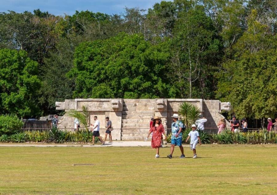 Chichen Itza: Visit the ruins, sacred cenote and Valladolid - Chichen Itza ruins: Pyramid of Kukulkan and the Great Ball Court