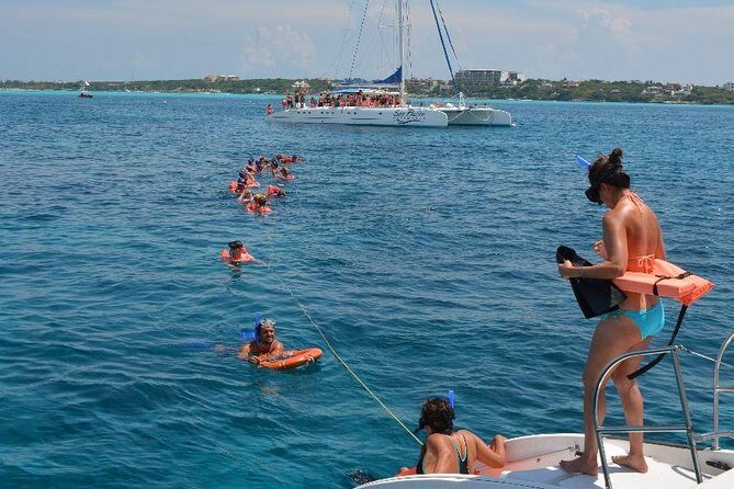 Complete Isla Mujeres excursion from Cancun with all inclusive - Group size and comfort: what crowding can look like