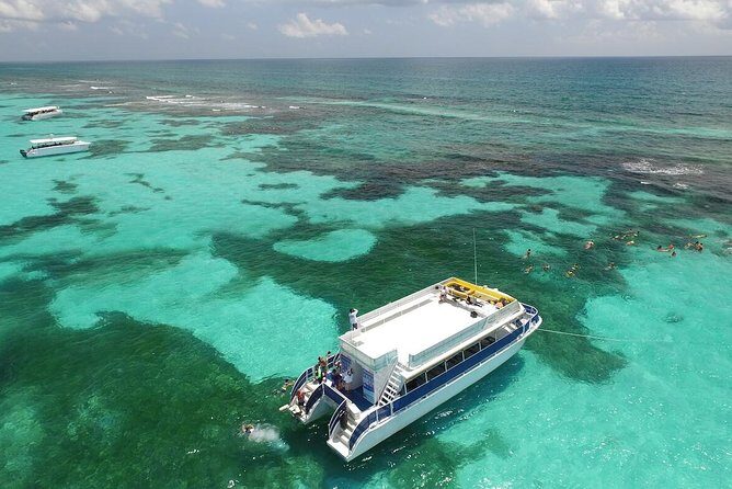Contoy Caribbean Adventure! Round Transportation from Cancun - Isla Mujeres: a short stop, best for quick browsing and souvenirs