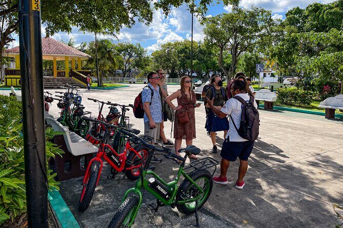 Cozumel: City Tour by E-bike - Stop 1: 3 De Mayo Park and Corpus Christi church orientation