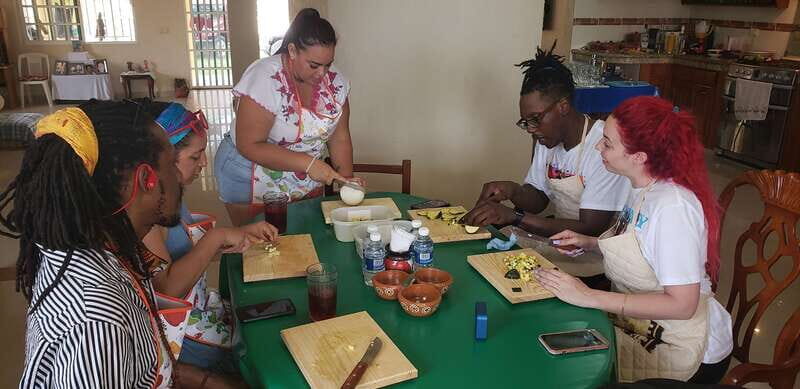 Cozumel: Private Cooking Class in a Family Kitchen - Snacks, lunch, and margaritas at the family table