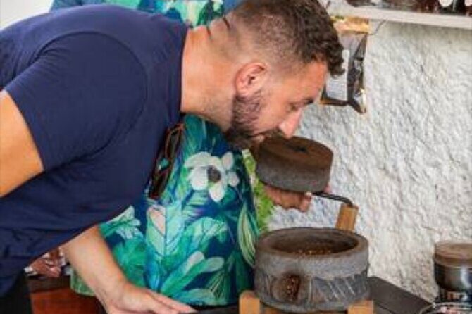 Del Grano al Cafe Learn how to roast grind and prepare coffe - From green beans to brown coffee: roasting basics you can repeat