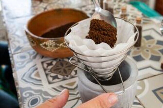 Del Grano al Cafe Learn how to roast grind and prepare coffe - Brewing with a drip filter: make your cup, then make it again