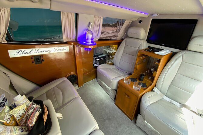 Deluxe GMC Limousine from CUN Airport to Cancun Hotel Zone - CUN pickup: how you avoid the airport chaos