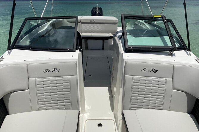 Deluxe Private Boats - 24 ft Sea Ray - The open bar and food: why this day feels like a treat
