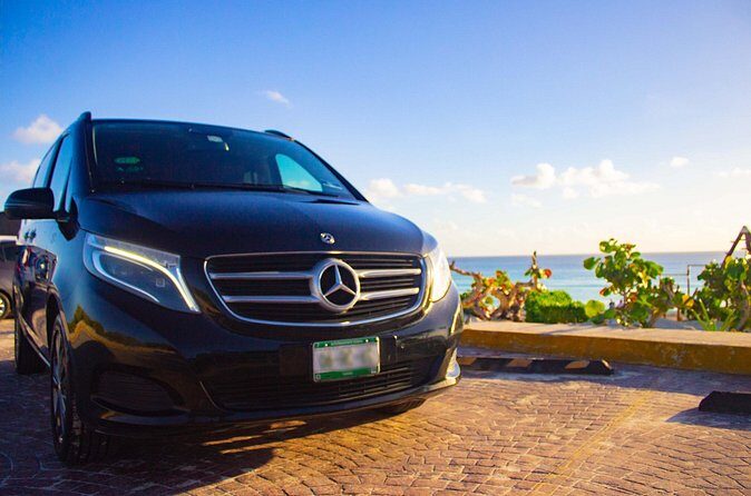 Departures in Mercedes Benz from Playa del Carmen to Cancun Airport - The ride experience: safe driving, clear communication, and small comforts