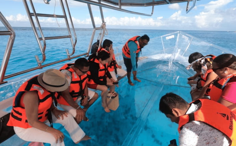 Explore the sea of cozumel in a transprent boat with drinks and snorkel. - Meeting point in downtown Cozumel: how to avoid wasting time