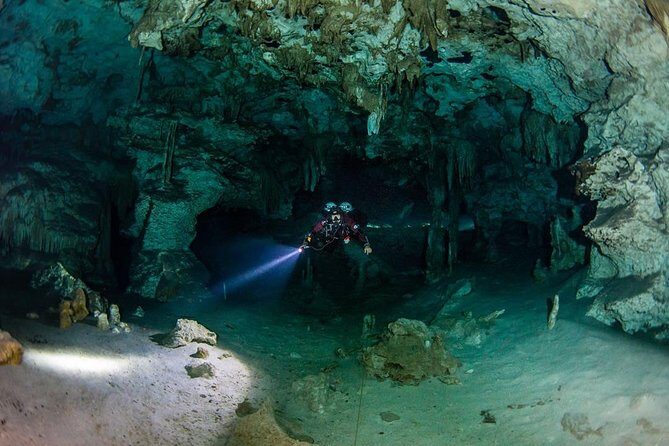 Go for 2 dives in cenote Dos ojos for certified divers - Equipment, photos, showers: the comfort details that matter