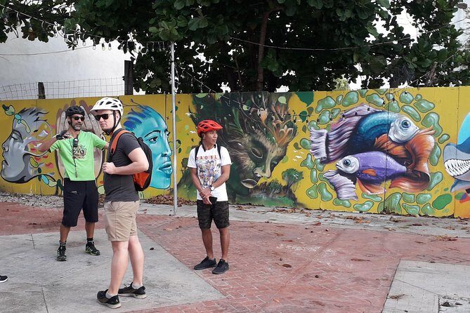 Graffitis & Munchies biketour Playa del Carmen - Calle Corazón mural time: icon status with real street texture