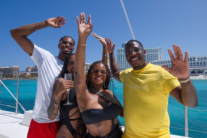 Hip hop party boat, adults only - Boarding at Hotel Imperial Las Perlas: quick, practical logistics