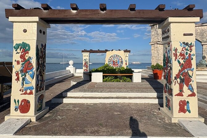 History walking - Foodie Cozumel tour - Mercado Municipal: birria snacks and local fruit flavor tests