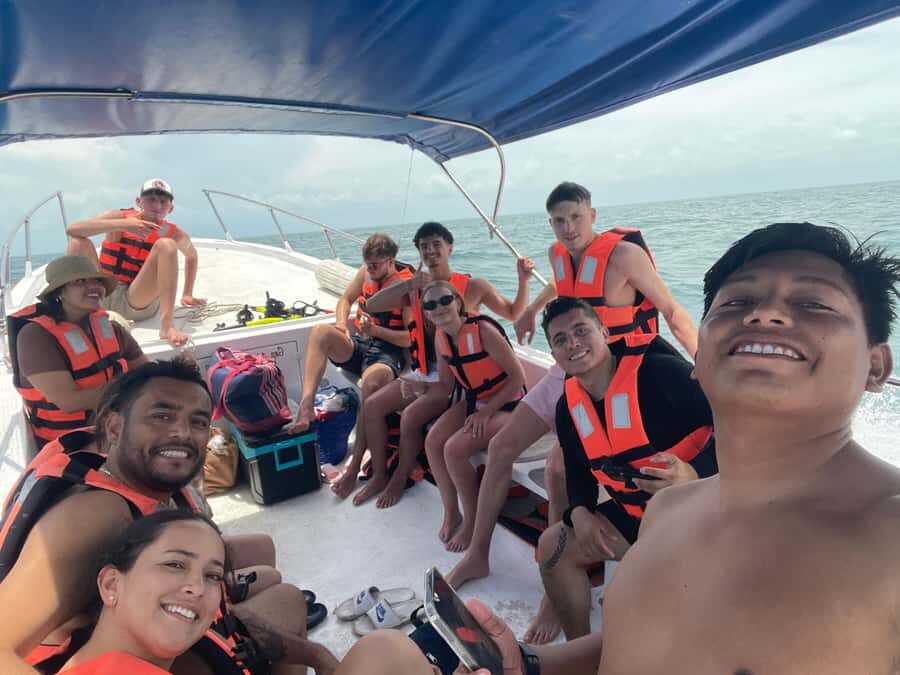 Holbox: Punta Mosquitos, Yalahau, & Pasión Island Boat Tour - Isla Holbox hop-on hop-off stop: why it can help