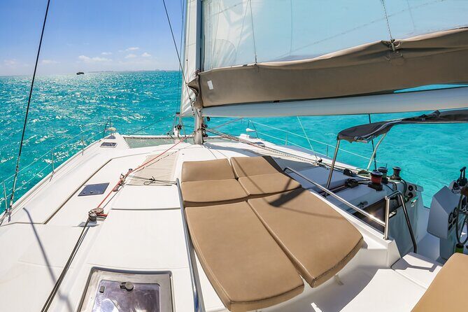 Isla Mujeres All Inclusive Sailboat Experience - IXI Beach open bar stop: sun strategy and practical comfort
