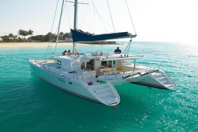 Isla Mujeres tour in a Catamaran with snorkel, open bar, lunch - Lunch and unlimited drinks: where the day can either flow or feel crowded
