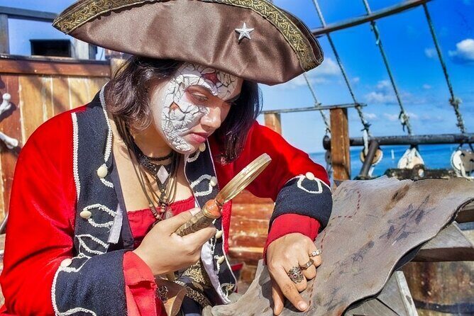 Jolly Roger Pirate Show and Dinner Cruise with Open Bar - The main event: The pirate show with acrobatics and battles