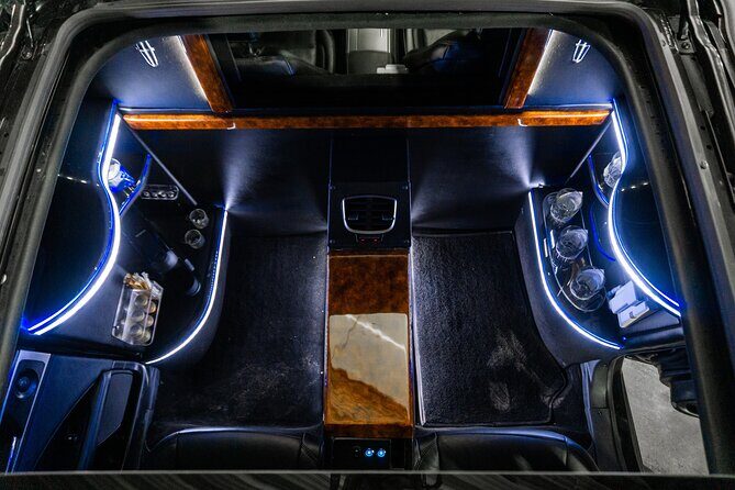 Lincoln Stretch Limo from Akumal to Cancun Airport - Who this transfer suits best