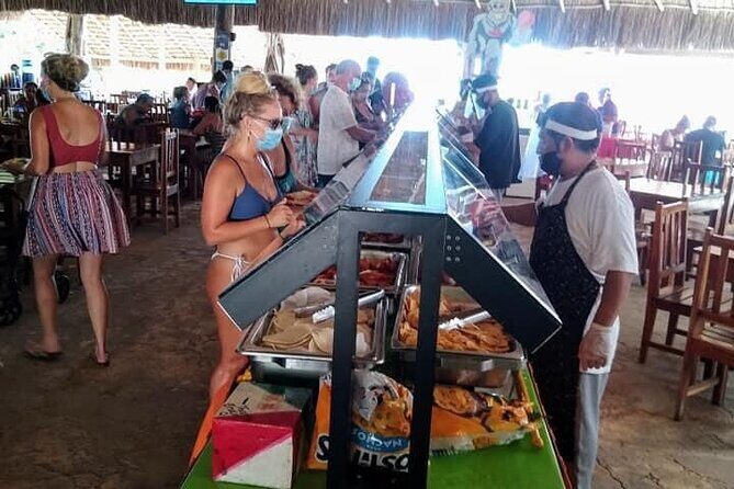 Live The Luxury Catamaran Isla Mujeres Tour in Cancun - Lunch and Drinks: What to Expect From the Buffet and Open Bar