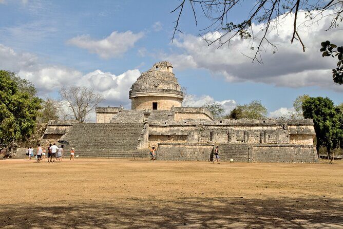 Luxury Chichen Itza Full-Day Adventure from Tulum City - Valladolid: 25 minutes to walk, spot the church, and buy small treasures