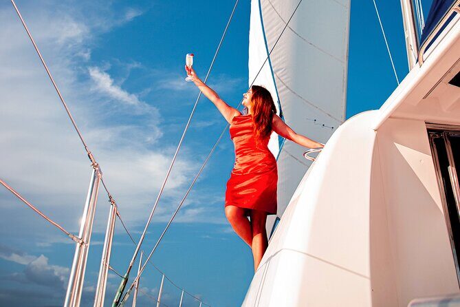 Luxury Sunset Sailing Cruise in Cancun with Light Dinner and Open Bar - Open Bar: What to Expect From the Drinks