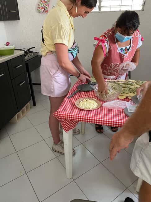 Mérida: Flavors of Yucatan Cooking Class & Market Tour - Riding to a home kitchen by local bus: a small change that makes it feel real