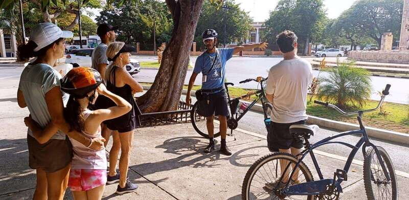 Mérida: Montejo Boulevard and Historic Center bike tour - Monument to the Homeland: A Fast History Stop with Photo Time