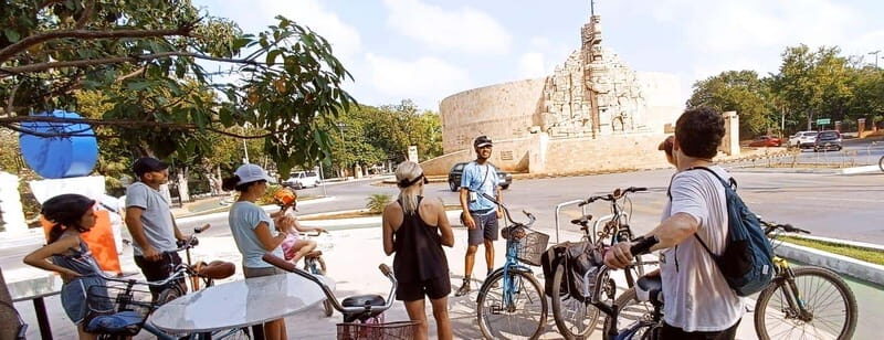 Mérida: Montejo Boulevard and Historic Center bike tour - Shifting Into the Historic Center: Plaza Grande and the Colonial Core
