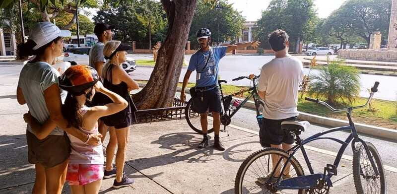Mérida: Montejo Boulevard and Historic Center bike tour - La Plancha Photo Stop: A Short Visit That Breaks Up the Ride