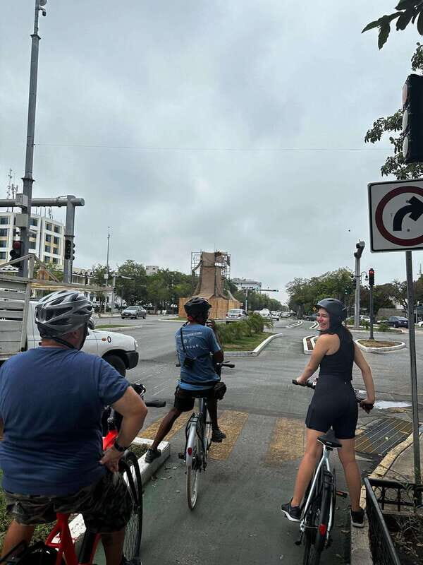 Mérida: The E-bike tour with history and culture - The first leg: Montejo Avenue cycle path and the Monument to the Homeland