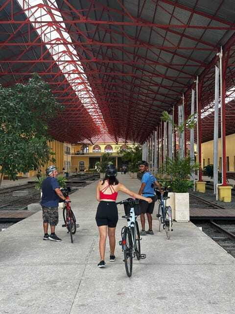 Mérida: The E-bike tour with history and culture - Two old squares in Centro: main square and its Cathedral